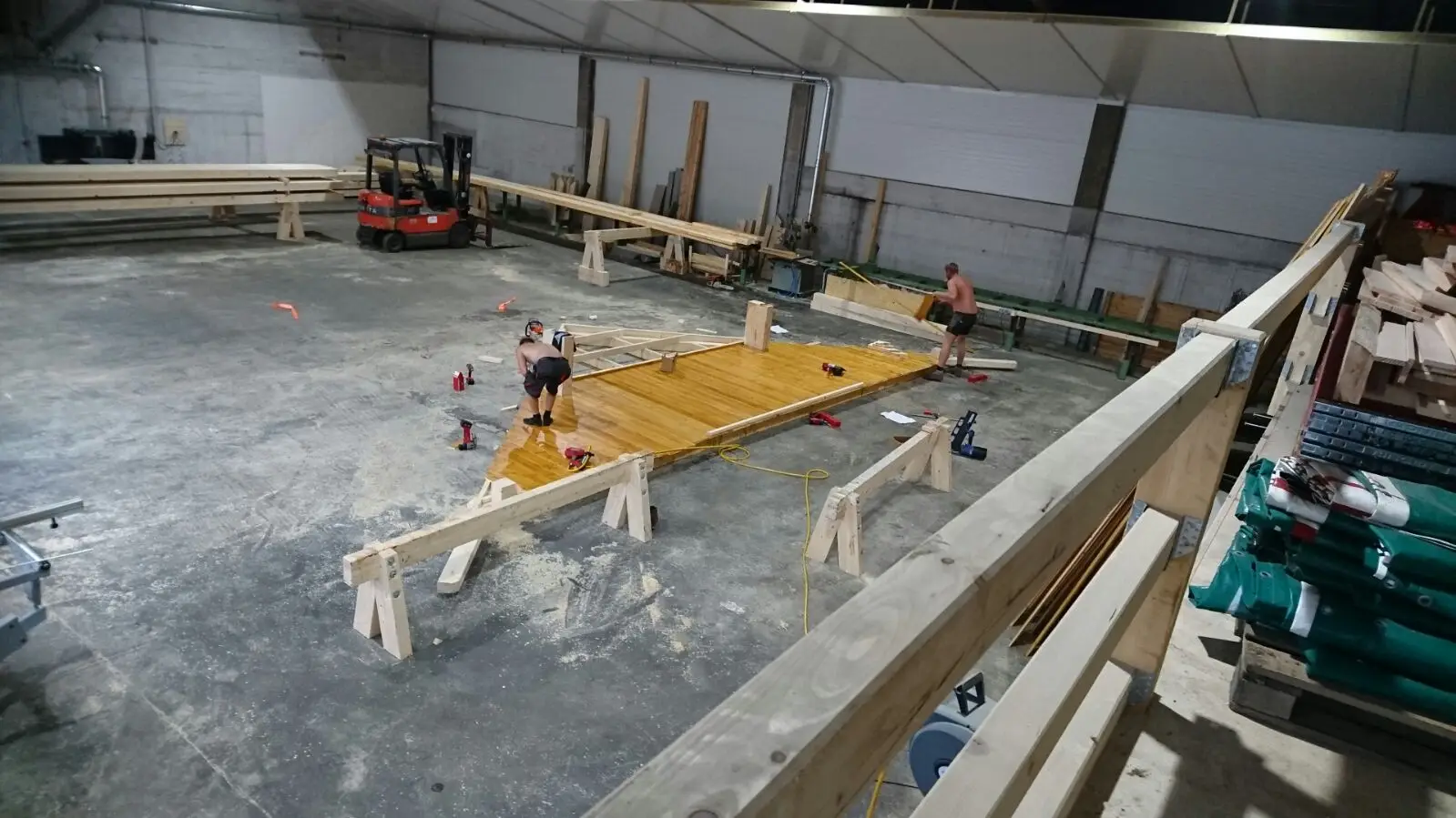 Vorfertigung von Holzriegelwänden in unserer Produktionshalle